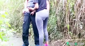 Cô gái dễ thương và bạn trai của cô bị bắt trong rừng để cấm kỵ quan hệ tình dục ngoài trời. Rò rỉ mms mong muốn 2 tối thiểu 50 sn