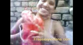 Indiano MMC catturato sulla macchina fotografica con grandi tette in bagno 3 min 50 sec