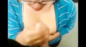 Chica universitaria india en un video de mamada caliente de Chandigarh! 1 mín. 30 sec