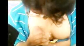 Chica universitaria india en un video de mamada caliente de Chandigarh! 2 mín. 40 sec