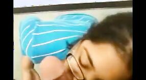 Chica universitaria india en un video de mamada caliente de Chandigarh! 3 mín. 00 sec