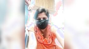 Indiase Huisvrouw in een oranje sari geeft een pijpbeurt op live cam 3 min 40 sec