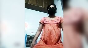 Indiase Huisvrouw in een oranje sari geeft een pijpbeurt op live cam 4 min 30 sec