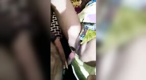 Desi pokojówka & # 039; s właściciel wysyła domowy MMS wideo z jej masturbacji 2 / min 50 sec