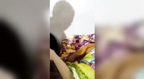 Desi pokojówka & # 039; s właściciel wysyła domowy MMS wideo z jej masturbacji 6 / min 20 sec