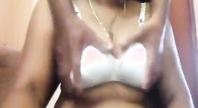 Peituda menina indiana com seios grandes mostra seus peitos 1 minuto 40 SEC