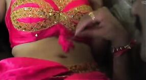 印度宝贝在MMS相机上炫耀她的完美大乳房 1 敏 00 sec