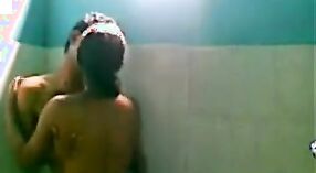 Escándalo de engaño de Bhabha con un amigo desviado en el baño de Lucknow 2 mín. 00 sec