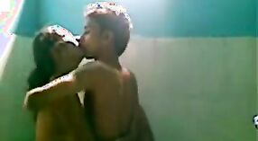 Skandal selingkuh Bhabha dengan teman yang menyimpang di toilet Lucknow 2 min 30 sec