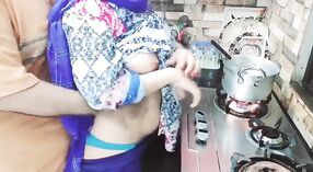 Индийская сводная сестра тетя Дези получает жесткий толчок в свою вагину от своего возбужденного племянника 3 минута 20 сек
