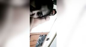 Chica Desi es golpeada por un chico con gafas en un video MMC caliente 0 mín. 0 sec