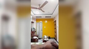 Bangla sesso video dispone di un curvy Desi ragazza con grandi tette e un enorme culo di impegnarsi in un intenso incontro sessuale 2 min 00 sec