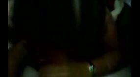 ದೇಸಿ ಪತ್ನಿಯ ಮನೆಯಲ್ಲಿ ಸೆಕ್ಸ್ ಟೇಪ್: ಬಿಸಿ ಮತ್ತು ಉಗಿ 4 ನಿಮಿಷ 30 ಸೆಕೆಂಡು