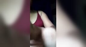 Vagina berbulu ibu Bengali telanjang dan menyenangkan dirinya sendiri di depan kamera 0 min 0 sec