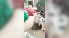 Maturo Desi zia lubrifica il suo pene prima di fare sesso in un ambiente di casa 1 min 10 sec