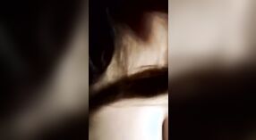 Desi w kształcie XXX piersi są gwiazdą tego busty selfie wideo 2 / min 20 sec