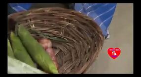 La première vidéo de sexe indienne de FSIblog mettant en vedette une tante potelée et des prix élevés des oignons 1 minute 40 sec