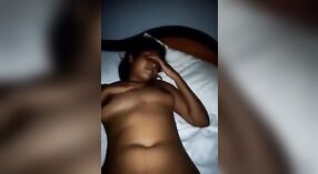 Echte amateur porno featuring een Srilankan meisje kutje getting fingered en geneukt 0 min 0 sec