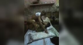 Dehati en de vrouw van zijn zoon maken een muziekvideo met incest seks 0 min 0 sec