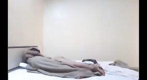 Video de sexo indio captura a una esposa tetona siendo golpeada por un hombre en una habitación de hotel 7 mín. 00 sec