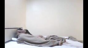 印度性爱视频捕获了丰满的妻子在酒店房间里被一个男人殴打 7 敏 40 sec