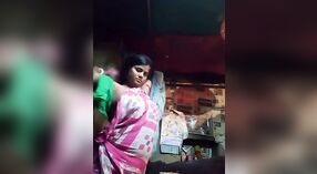 Desi Bhabhi在热视频中炫耀她的大胸部 0 敏 0 sec