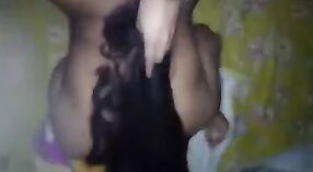 Une chatte indienne poilue se fait pilonner en position de missionnaire par une fille aux gros seins 2 minute 50 sec