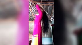 Desi teen ngudani mudhun ing ngarep kamera kanggo striptease panas 0 min 0 sec