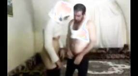 インドのカップルのセックススキャンダルビデオは、デリーの裸のカップルを特集しています 2 分 20 秒
