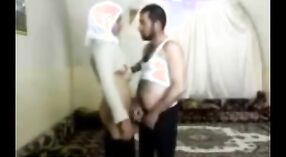 インドのカップルのセックススキャンダルビデオは、デリーの裸のカップルを特集しています 2 分 30 秒
