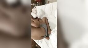 Istri Desi membuat vaginanya disetubuhi oleh pria lain saat suami memfilmkannya 0 min 40 sec