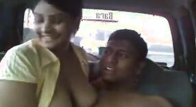 Indiase tiener paar enjoys outdoor seks in zijn auto met zoenen en cowgirl posities 3 min 50 sec