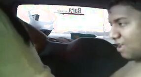 Indyjski nastolatek para cieszy odkryty seks w jego samochód z całowanie i cowgirl pozycje 5 / min 20 sec