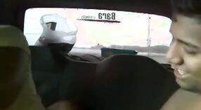 Indiase tiener paar enjoys outdoor seks in zijn auto met zoenen en cowgirl posities 5 min 50 sec
