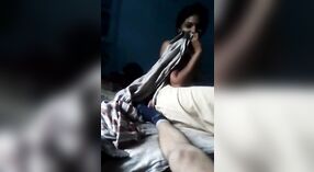 Desi Girl Dehati在黑暗中从她迷人的情人那里得到了一个感性的口交 2 敏 20 sec