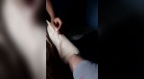 Desi menina Dehati recebe um boquete sensual de seu encantador amante no escuro 0 minuto 0 SEC