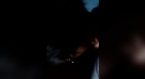 Desi menina Dehati recebe um boquete sensual de seu encantador amante no escuro 0 minuto 50 SEC