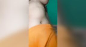 Sexy mms video van hoer having plezier in voorzijde van de camera voor Desi Boyz 3 min 00 sec
