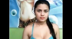 业余印度女友的大胸部和巨大的屁股在网络摄像头上炫耀她的牛奶囊 1 敏 20 sec