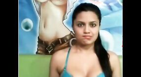Любительская индийская подружка с большими сиськами и огромной задницей выставляет напоказ свои молочные мешочки на веб-камеру 0 минута 0 сек