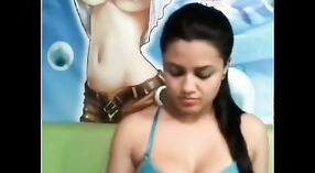 Любительская индийская подружка с большими сиськами и огромной задницей выставляет напоказ свои молочные мешочки на веб-камеру 0 минута 50 сек