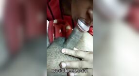 Kijk hoe een minderjarige bhabha een geweldige deepthroat geeft in deze Indiase seksscène 1 min 20 sec