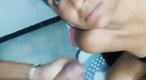 Indisches college-Sexvideo zeigt ein junges Mädchen, das mit Sperma bedeckt wird 0 min 0 s