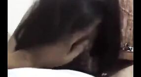 Chica universitaria india le da a su novio una mamada sensual en Mumbai después de la universidad 5 mín. 00 sec