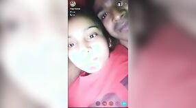 Neste vídeo caseiro em close-up, um homem tira proveito de uma mulher indiana Desi para seu próprio prazer sexual 0 minuto 0 SEC