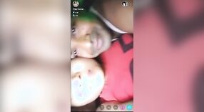 Neste vídeo caseiro em close-up, um homem tira proveito de uma mulher indiana Desi para seu próprio prazer sexual 0 minuto 50 SEC