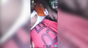 Neste vídeo caseiro em close-up, um homem tira proveito de uma mulher indiana Desi para seu próprio prazer sexual 1 minuto 10 SEC