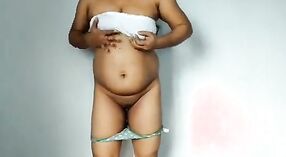 Busty Desi mommy se desnuda para revelar su gran culo en un show individual 5 mín. 40 sec