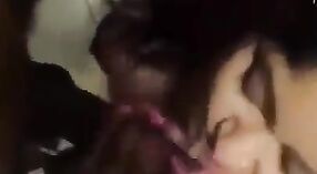 Desi girl fait une pipe époustouflante dans une chambre d'hôtel 0 minute 0 sec