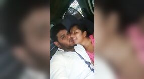 Indisches mms-Video zeigt junges Paar, das leidenschaftlichen Sex im Auto hat 0 min 0 s
